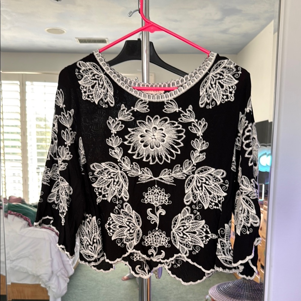 Solitaire Black and White Cropped Blouse with Peter Pan Collar